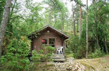 Fototapeta na wymiar little cottage in finnish woods