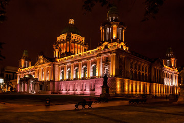 Illuminated Belfast City Hall at night, Belfast, Northern Ireland - obrazy, fototapety, plakaty
