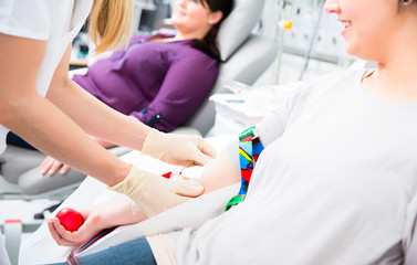 Venenkatheder bei Blutspende in Klinik wird von Krankenschwester gelegt