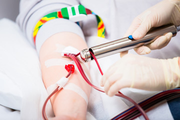 Arzt nutzt Medizinisches Gerät zum Testen von Blut bei Blutspenden im Krankenhaus