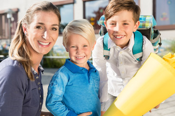 Erinnerungsfoto von Kindern und Mutter am 1. Schultag mit Schultüten