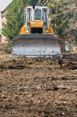 Bulldozer bewegt das Erdreich