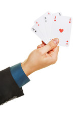 Hand hält vier Asse beim Poker