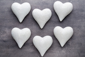 Obraz premium Red hearts the gray background. Valentine Day background.