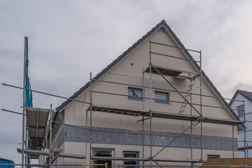 Holz-Fertighaus im Bau