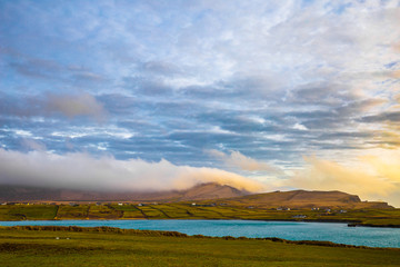 Die Küste Irlands mit kleinen Inseln und toller Wolkenstimmung beim Sonnenuntergang