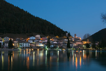 Riflessi notturni del borgo medievale di Piediluco sul lago