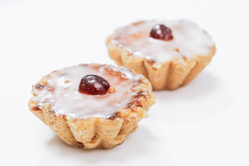 Marzipangebäck mit Zuckerglasur und kandierter Kirsche
