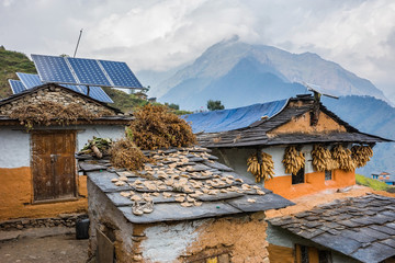 Traditionelle nepalesische Häuser mit Solarzellen auf dem Dach. Dorf Muri, Region Dhaulagiri.