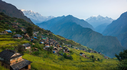 Vue panoramique de Muri, village traditionnel népalais, dans la région de l& 39 Annapurna, Himalaya. Circuit du Dhaulagiri, Népal.