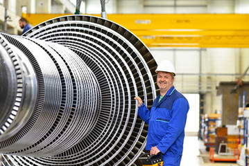 Arbeiter im Maschinenbau - Herstellung von Dampfturbinen // engineering - made in germany