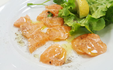 fettine di salmone crudo condite con limone olio e pepe