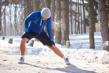 Fototapeta na wymiar Exercises in winter outdoor