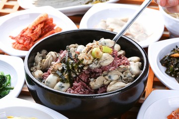 dolsot gul bap. Rice with Oysters in a Hot Pot