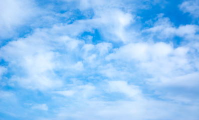 Naklejka na ściany i meble Blauer Himmel mit weissen einzelnen Wolken