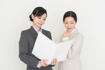 スーツを着た二人の女性