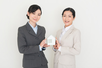 スーツを着た二人の女性