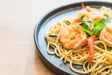 stir-fried spicy spaghetti with shrimp