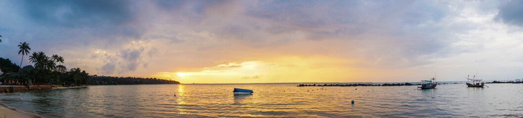 Obraz premium Panorama of Fisherman Boat Sailing at Sunrise on Samui island, Thailand