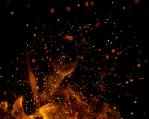 Deurstickers Vlam vuur vlammen met vonken op een zwarte achtergrond