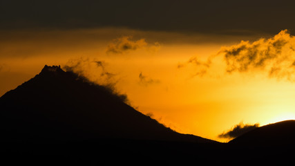 Obraz premium Sunrise Over volcanoes of Kamchatka Peninsula
