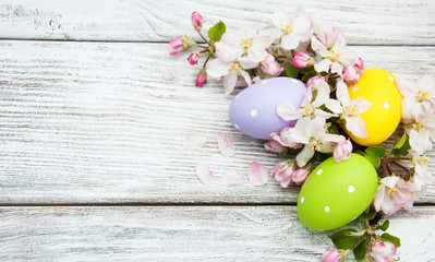 Fototapeta na wymiar Easter eggs with blossom