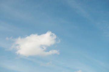 Obraz premium Chmury na niebieskim niebie