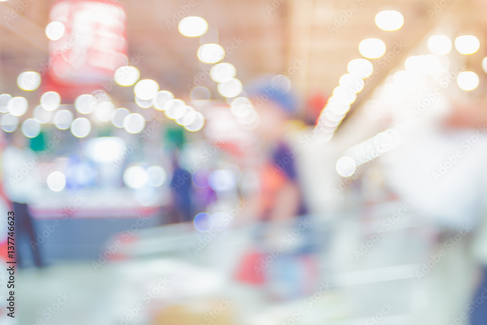 Poster Blurred background of customer shopping at supermarket store blur background with bokeh