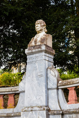 Wiesbaden, Fresenius-Denkmal im Dambachtal. Februar 2017.