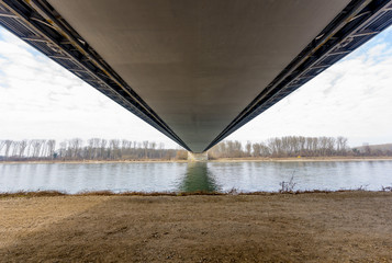 Brücke über einen  Fluß 