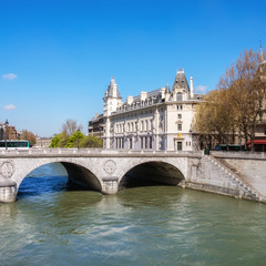 Obraz premium Saint-Michel bridge in Paris