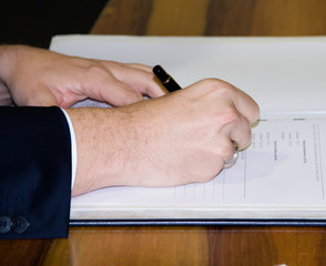 Bräutigam unterschreibt Heiratsurkunde