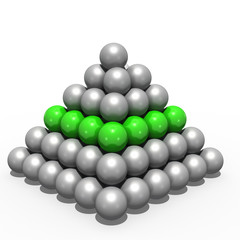 Pyramide mit Kugeln grün, grau, freigestellt