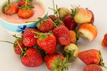 Fresh strawberries with milk yoghurt.