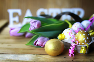 Obraz na płótnie Canvas Easter flower and eggs on wooden