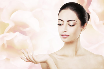Naklejka premium Beautiful indian girl with perfect skin, isolated on pink background