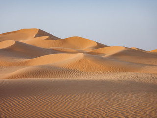 Fototapeta na wymiar goldenes Licht in der Wüste im Oman