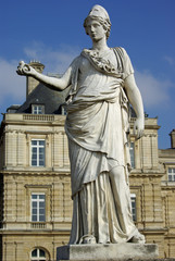 Fototapeta premium Statue de Minerve au jardin du Luxembourg à Paris, France