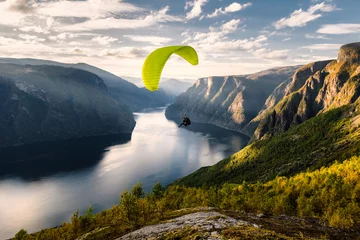 Fotobehang Luchtsport Paraglider silhouet vliegen over Aurlandfjord, Noorwegen