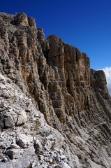 Fototapeta na wymiar Steile Felswände und klarer blauer Himmel in den Dolomiten