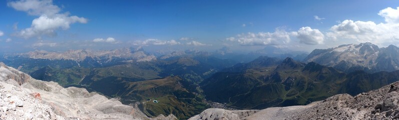 Fototapeta premium Traumhafte Dolomiten Panorama Aussicht auf Gipfel Täler blauer Himmel mit vereinzelten Wolken / Fanes Gruppe / Gader Tal / Marmolada