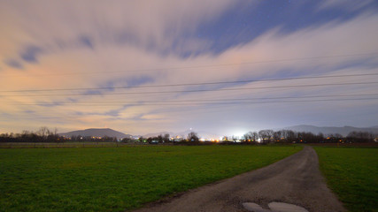 Langzeitbelichtung vorbeiziehende Wolken