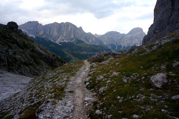 Fototapeta na wymiar Wanderweg zwischen Felsen auf Wiese in den Dolomiten