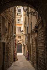 narrow street in barcelona