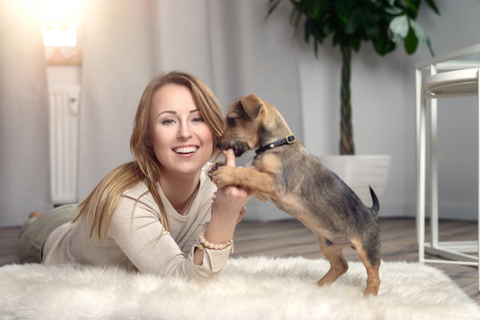 Hübsche junge Frau mit ihrem Hundewelpen