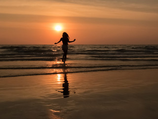 Obraz premium silhouette woman on the beach