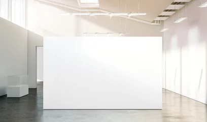 Rolgordijnen Wand Blanco witte muur mockup in zonnige moderne lege galerij, 3D-rendering. Duidelijke grote stand mock-up in museum met tentoonstellingen van hedendaagse kunst. Grote zaal interieur met brede banner expositie sjabloon.