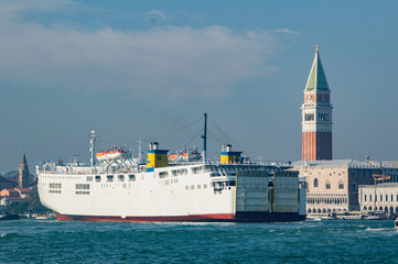 Autofähre in der Lagune vor dem Markusplatz