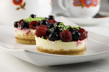Mini-Käsekuchen mit Beeren