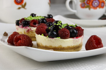 Mini-Käsekuchen mit Beeren
